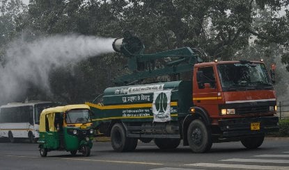 Delhi-NCR में सांसों पर संकट: इंडिया गेट, ITO और AIIMS समेत कई इलाकों में AQI 