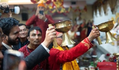 काले सूट पर दुपट्टा डाले ममदानी ने न्यूयॉर्क में भारतीयों के साथ खेला गरबा, इलिनोइस मंदिर हमले के प्रयास के बाद एकता का आह्वान