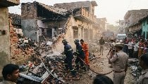 बिहार के Siwan में घर में रखे पटाखों में भीषण Blast, 5 लोगों की मौत और 3 घायल बिहार के Siwan में घर में रखे पटाखों में भीषण Blast, 5 लोगों की मौत और 3 घायल