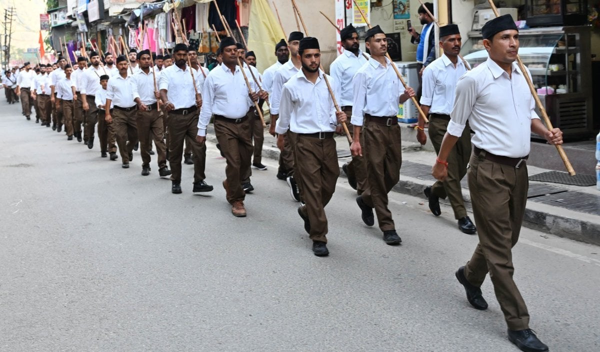 RSS जुलूस के रास्ते पर बवाल, महिलाएं सड़क पर बैठीं और फिर शुरू हुआ पथराव; पुलिस ने किया लाठीचार्ज