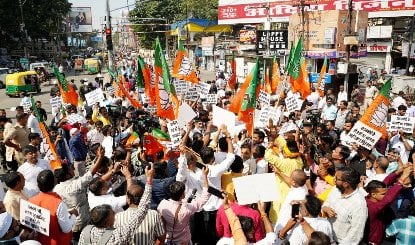 PM Modi पर बयान के बाद देशभर में BJP का विरोध, Rahul Gandhi और Kharge से माफी की मांग की