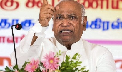 Congress अध्यक्ष मल्लिकार्जुन खड़गे तुरंत बिना शर्त माफी मांगें, BJP ने PM Modi के अपमान पर घेरा