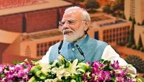 PM Modi ने Congress पर साधा निशाना, बोले- Phone Banking से चुनिंदा अमीरों को बांटे गए थे लोन