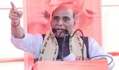 गिरता ही जा रहा है कांग्रेस की राजनीति का स्तर, खड़गे के बयान पर भड़के राजनाथ सिंह, कहा- मर्यादा न लांघें