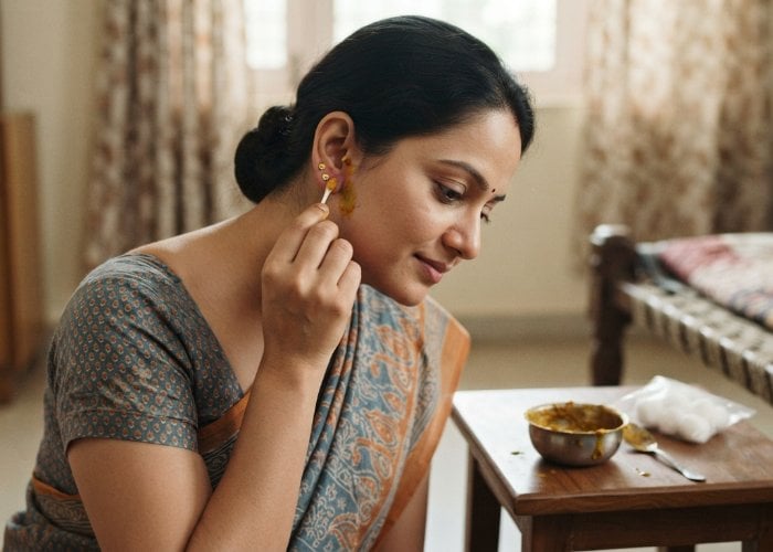 Artificial Earrings: शादी में भारी Earrings पहनने से कान में हुआ दर्द तो आजमाएं Turmeric का यह घरेलू नुस्खा