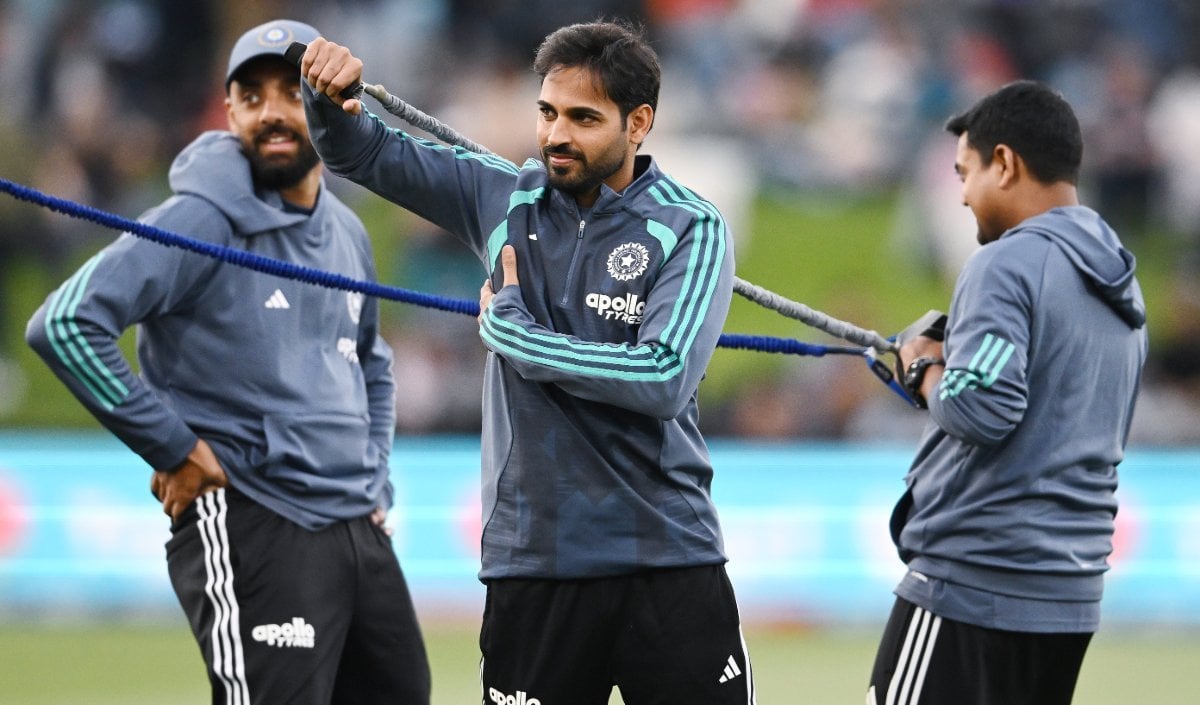 RCB के स्टार Bhuvneshwar Kumar की T20I वापसी रही फीकी, दो मैचों में लुटाए 99 रन RCB के स्टार Bhuvneshwar Kumar की T20I वापसी रही फीकी, दो मैचों में लुटाए 99 रन