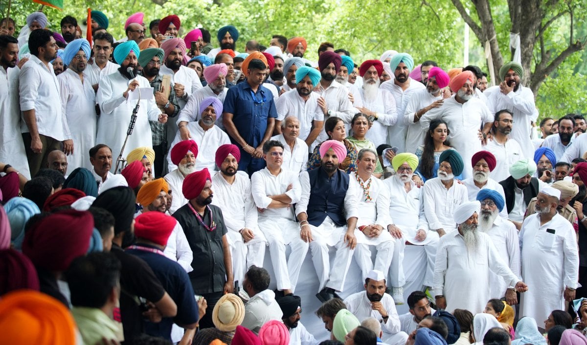 Chandigarh में Congress नेताओं का SUV कारपूल, BJP और AAP ने कसा तीखा तंज