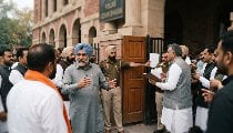 Punjab Assembly में AAP और Congress MLAs के बीच तीखी बहस, एंट्री रोके जाने पर बवाल Punjab Assembly में AAP और Congress MLAs के बीच तीखी बहस, एंट्री रोके जाने पर बवाल