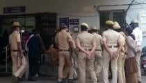 Tamil Nadu के थेनी सब-जेल में बड़ी वारदात: बीमारी का नाटक कर 17 कैदी हुए फरार, 4 गिरफ्तार, 9 जेलकर्मी सस्पेंड Tamil Nadu के थेनी सब-जेल में बड़ी वारदात: बीमारी का नाटक कर 17 कैदी हुए फरार, 4 गिरफ्तार, 9 जेलकर्मी सस्पेंड