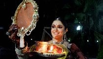 Karwa Chauth 2026: अखंड सुहाग के लिए महिलाएं करती हैं करवा चौथ व्रत