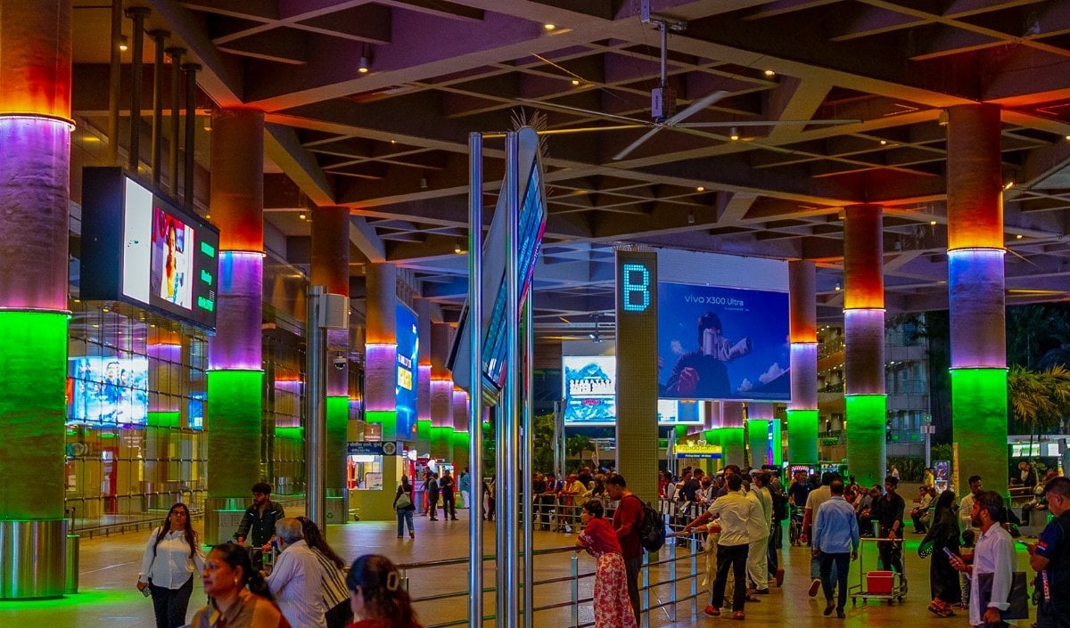 Mumbai International Airport: नेटवर्क ठप होने से मची अराथफरी, 300 से अधिक उड़ानें प्रभावित, मैनुअल प्रक्रिया से कराया गया ‘चेक-इन’