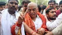 'कहां है रे गुंजन, ले जो मिठइया', जीत तय देख नीरज कुमार का छोटे सरकार पर तंज, तीसरे नंबर पर रहे अनंत सिंह के अनुज 'कहां है रे गुंजन, ले जो मिठइया', जीत तय देख नीरज कुमार का छोटे सरकार पर तंज, तीसरे नंबर पर रहे अनंत सिंह के अनुज