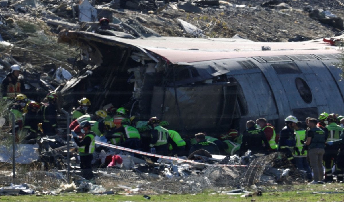 Spain Train Crash: Toledo में Iryo ट्रेन के डिब्बे ढलान पर गिरे, 30 यात्रियों की मौत