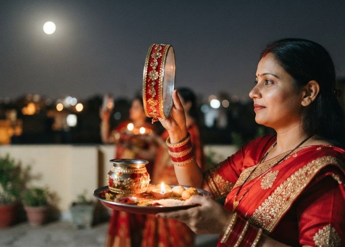 Karwa Chauth Puja: सुहागिन महिलाएं रखेंगी Karwa Chauth Vrat, चंद्र दर्शन के बाद होगा पारण