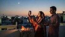 Karwa Chauth: अखंड सौभाग्य और पति की लंबी उम्र के लिए आज किया जा रहा करवा चौथ व्रत, जानें मुहूर्त
