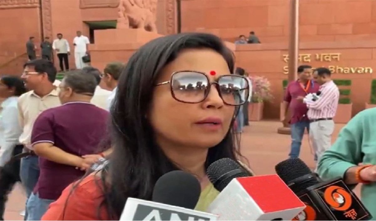Mahua Moitra को Supreme Court का सुझाव, Parliament में चर्चा की मांग करें