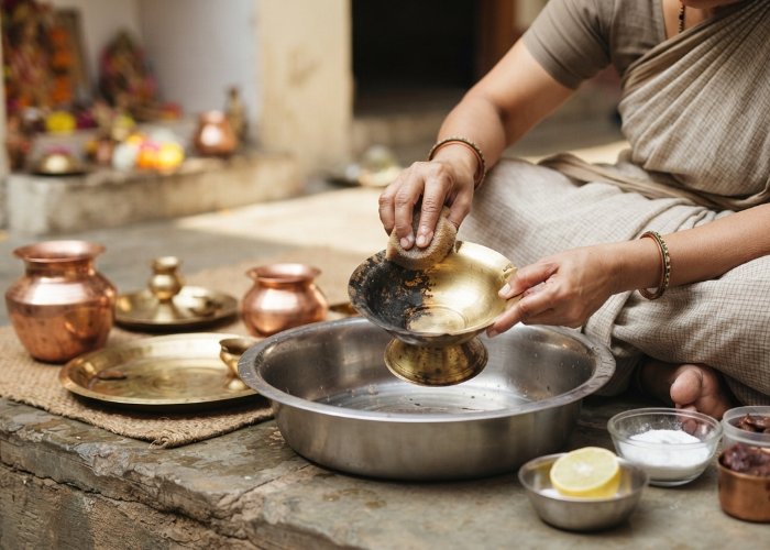 Copper Utensils Cleaning: Baking Soda और Vinegar से चुटकियों में चमकाएं Navratri के पूजा वाले बर्तन