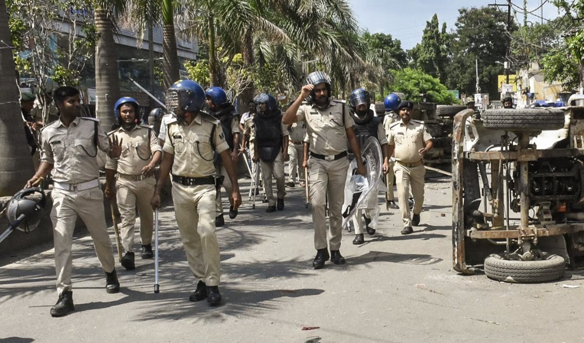 यूपी में अपराध पर सख्त प्रहार! 9.5 वर्षों में पुलिस एनकाउंटर में 303 ढेर, 23,601 इनामी बदमाश गिरफ्तार, 15,233 करोड़ की संपत्ति ज़ब्त