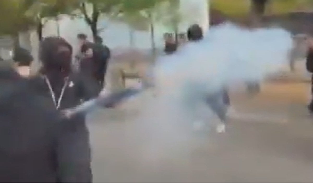 France में छात्रों के उग्र प्रदर्शन से 400 High School बंद, पुलिस पर पथराव और आगजनी