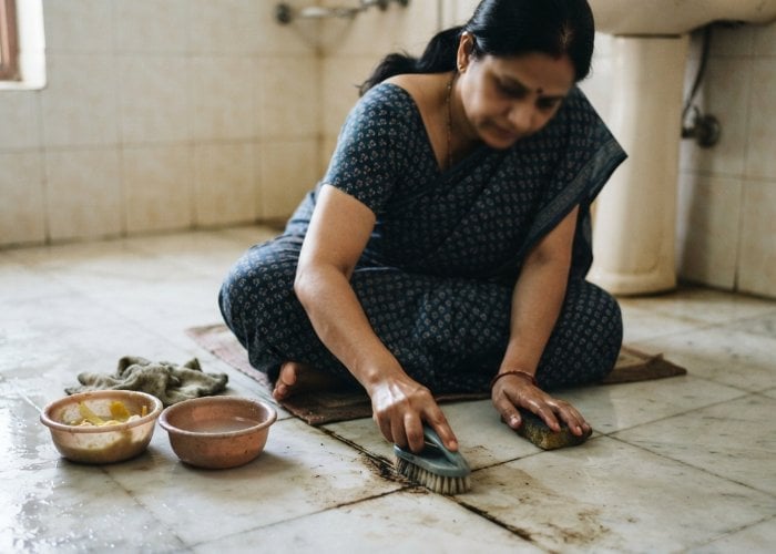 Natural Cleaning Hacks: Lemon Peel से घर पर बनाएं Floor Cleaner और चमकाएं गंदी Marble टाइल्स