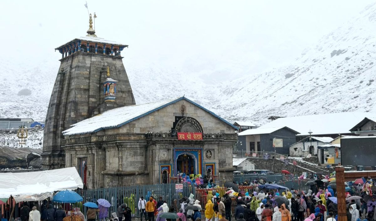 उत्तराखंड में कड़ाके की ठंड का प्रकोप! केदारनाथ समेत ऊंची पहाड़ियों पर बिछी बर्फ की सफेद चादर, 5 जिलों में 