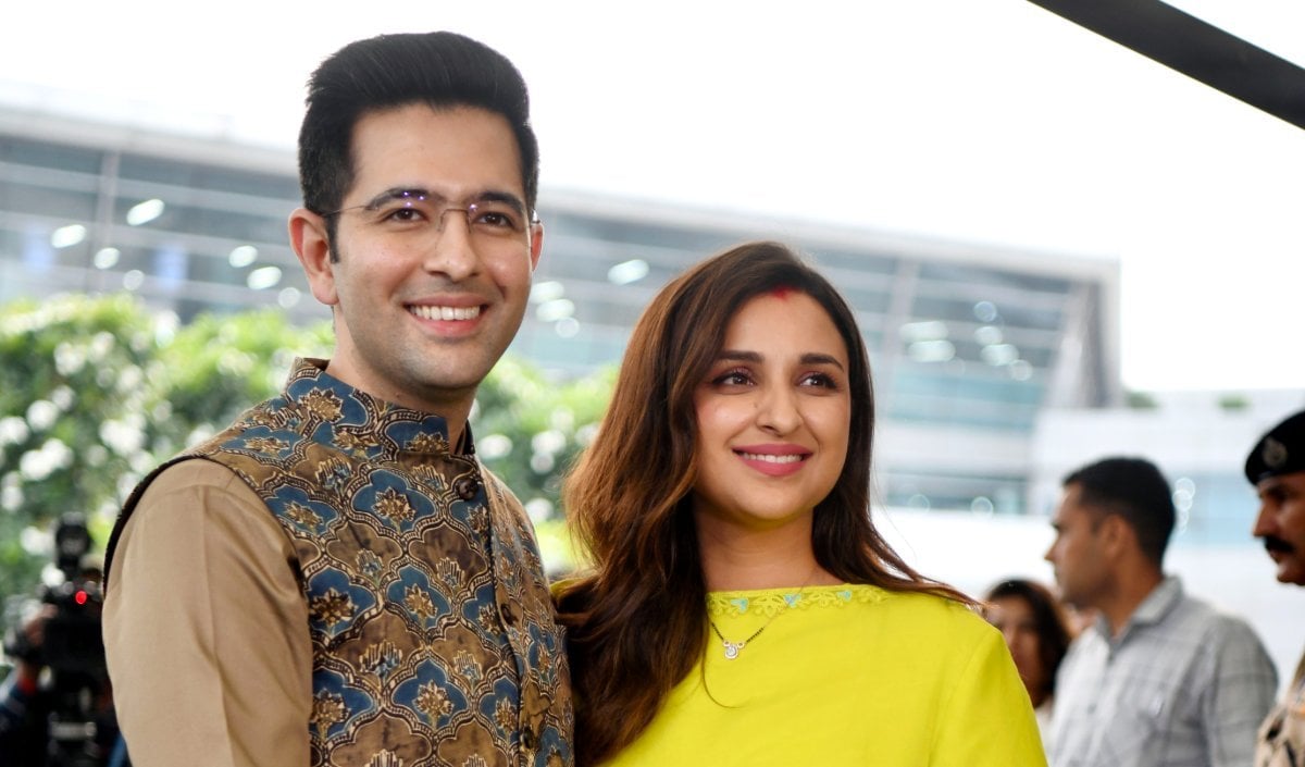 हवा में छलनी और चांद: Parineeti Chopra और Raghav Chadha ने 35,000 फीट की ऊंचाई पर मनाया करवा चौथ हवा में छलनी और चांद: Parineeti Chopra और Raghav Chadha ने 35,000 फीट की ऊंचाई पर मनाया करवा चौथ