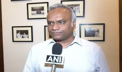 Priyank Kharge ने JD(S) नेता कुमारस्वामी पर साधा निशाना, बताया राजनीतिक अवसरवाद