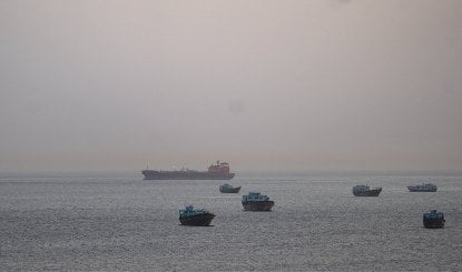 इंजन रूम में धमाके के बाद बुझाई गई आग, Strait of Hormuz में टैंकर और क्रू सुरक्षित