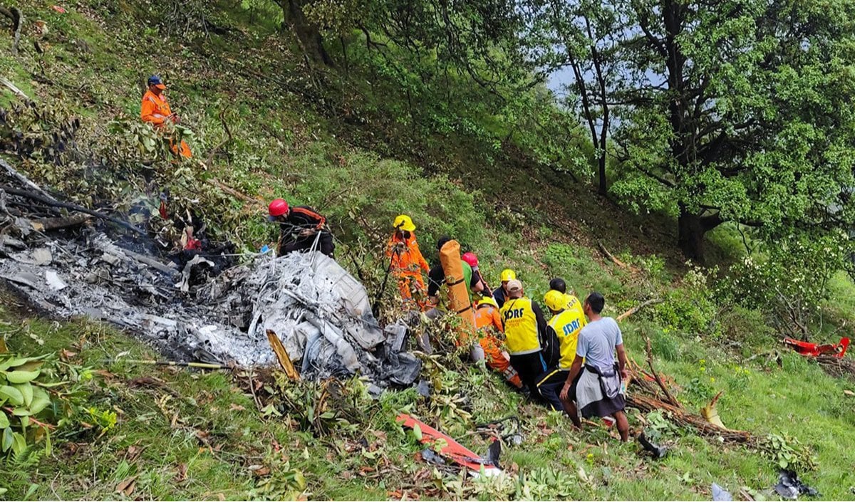 Uttarakhand Helicopter Crash से उठा सवाल, खराब मौसम में क्यों संचालित की जा रही थी उड़ान?