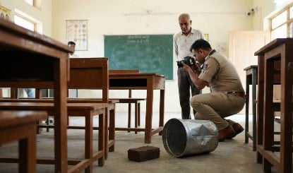 खाैफनाक: आठ साल के बच्चे ने छह साल की बच्ची का सिर बेंच पर पटका, ईंटें मारी