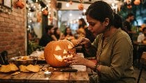 भारत सहित कई देशों में बढ़ा Halloween Fashion का क्रेज, कद्दू और डरावने Costume से सजी Theme Party