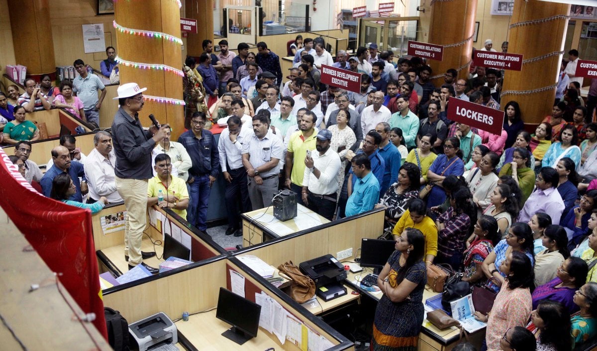 Greater Noida PNB Fraud | ग्रेटर नोएडा PNB में 10.24 करोड़ का गबन मामले में CBI ने दर्ज की FIR, महिला कर्मचारी समेत कई पर शिकंजा