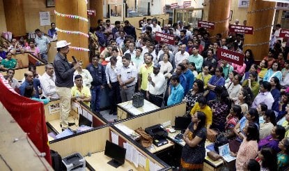 Greater Noida PNB Fraud | ग्रेटर नोएडा PNB में 10.24 करोड़ का गबन मामले में CBI ने दर्ज की FIR, महिला कर्मचारी समेत कई पर शिकंजा
