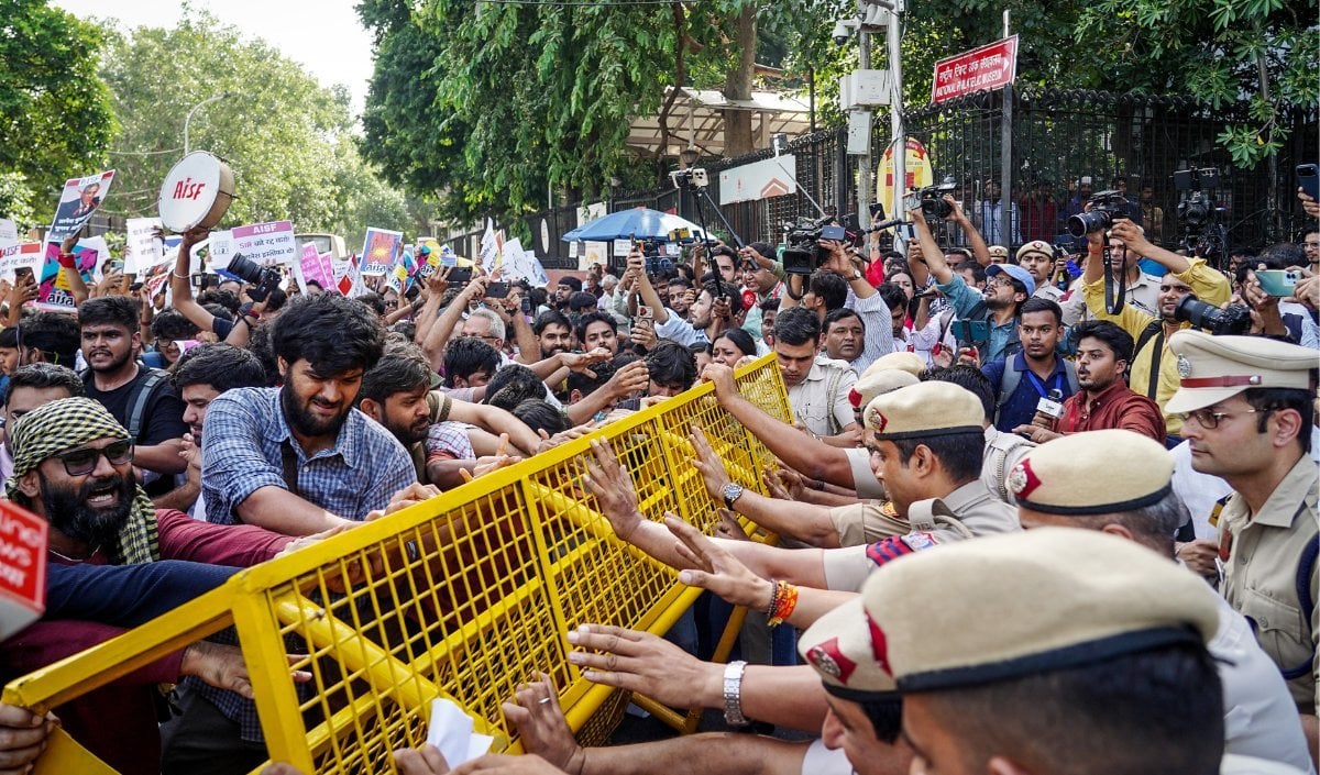 महिला पत्रकार से कथित छेड़छाड़ पर बवाल, पुलिस स्टेशन के बाहर पहुंची CJP