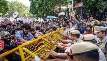 महिला पत्रकार से कथित छेड़छाड़ पर बवाल, पुलिस स्टेशन के बाहर पहुंची CJP