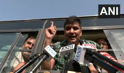 फुटबॉल की तरह उठा-उठाकर फेंक रहे हैं... हिरासत में लिए जाने पर Saurabh Bharadwaj का Delhi Police पर आरोप