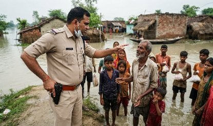 Bihar के Saran में बाढ़ पीड़ितों पर Pistol तानने वाले Maker SHO Sangram Singh सस्पेंड