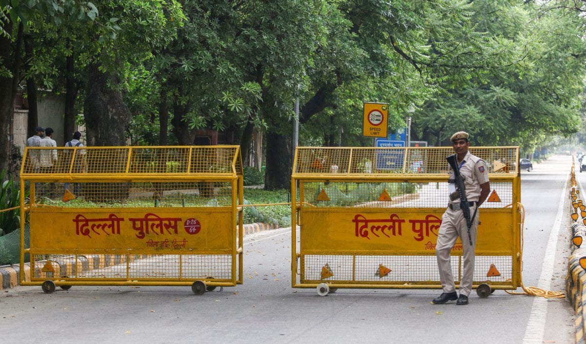 Delhi Police Encounter | दिल्ली के उस्मानपुर में पुलिस और बदमाशों के बीच मुठभेड़, 26 राउंड फायरिंग में 2 अपराधी घायल
