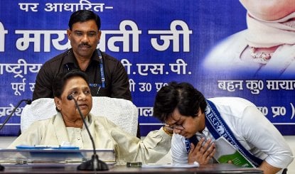 सियासी मजबूरी या सोची-समझी Strategy? Mayawati ने भतीजे Akash Anand को फिर बनाया राष्ट्रीय संयोजक