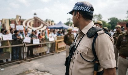 Social Media ट्रायल बड़ी वजह? आखिर Jantar Mantar पर Delhi Police के जवानों की वर्दी से क्यों गायब है नेम टैग?