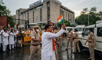Rahul Gandhi और Priyanka Gandhi हिरासत में, CEC ज्ञानेश कुमार के खिलाफ कर रहे थे प्रदर्शन