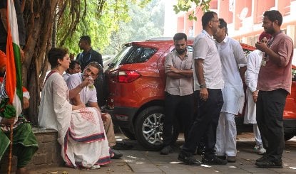 आकाशवाणी भवन में धरने पर बैठे Rahul Gandhi और Priyanka Gandhi, LoP बोले- हमें क्यों रोक रही पुलिस?