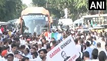 लंच के बाद जंतर-मंतर जा रहे विपक्षी सांसद, राहुल गांधी बोले- अब वहीं देंगे धरना, हर FIR मेरे लिए मेडल