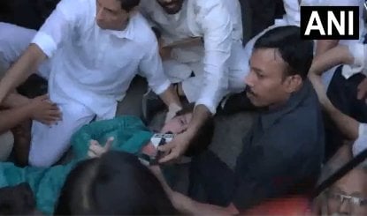 EC के खिलाफ धरने पर High Drama: Rahul Gandhi हिरासत में, सड़क पर लेटीं Priyanka Gandhi