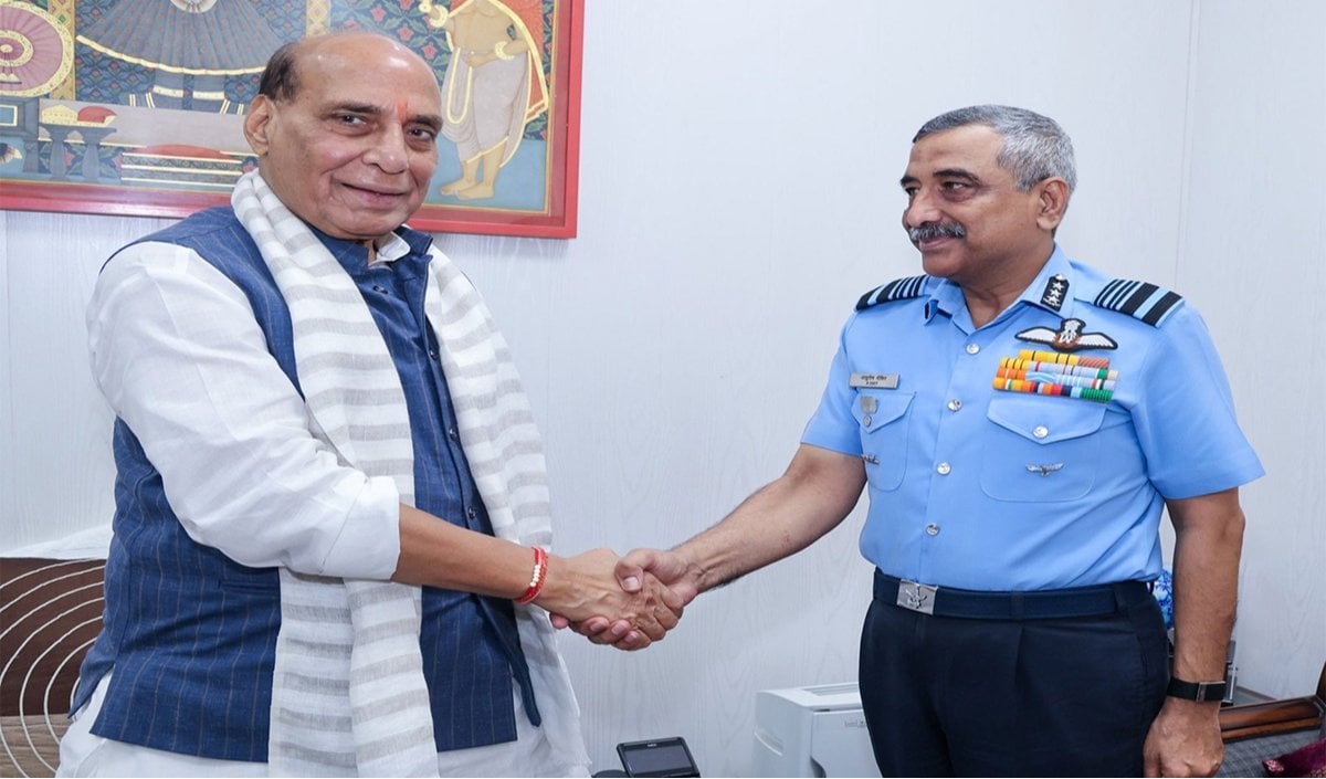 Rajnath Singh से मिले नए Air Chief Ashutosh Dixit, रक्षा मंत्री ने दी बधाई