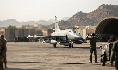 Saudi Arabia की रक्षा में जुटे 8000 पाकिस्तानी सैनिक, Yemen में Houthi पर एयरस्ट्राइक