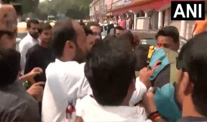 मोदी के समर्थन में नारेबाजी पर भड़के कांग्रेस कार्यकर्ता, कश्मीरी युवक की कर दी पिटाई, बीजेपी आग बबूला
