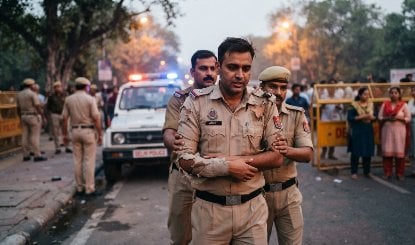 Rahul Gandhi के Protest में Delhi Police कॉन्स्टेबल पर हमला, वर्दी फाड़ी और दांत से काटा