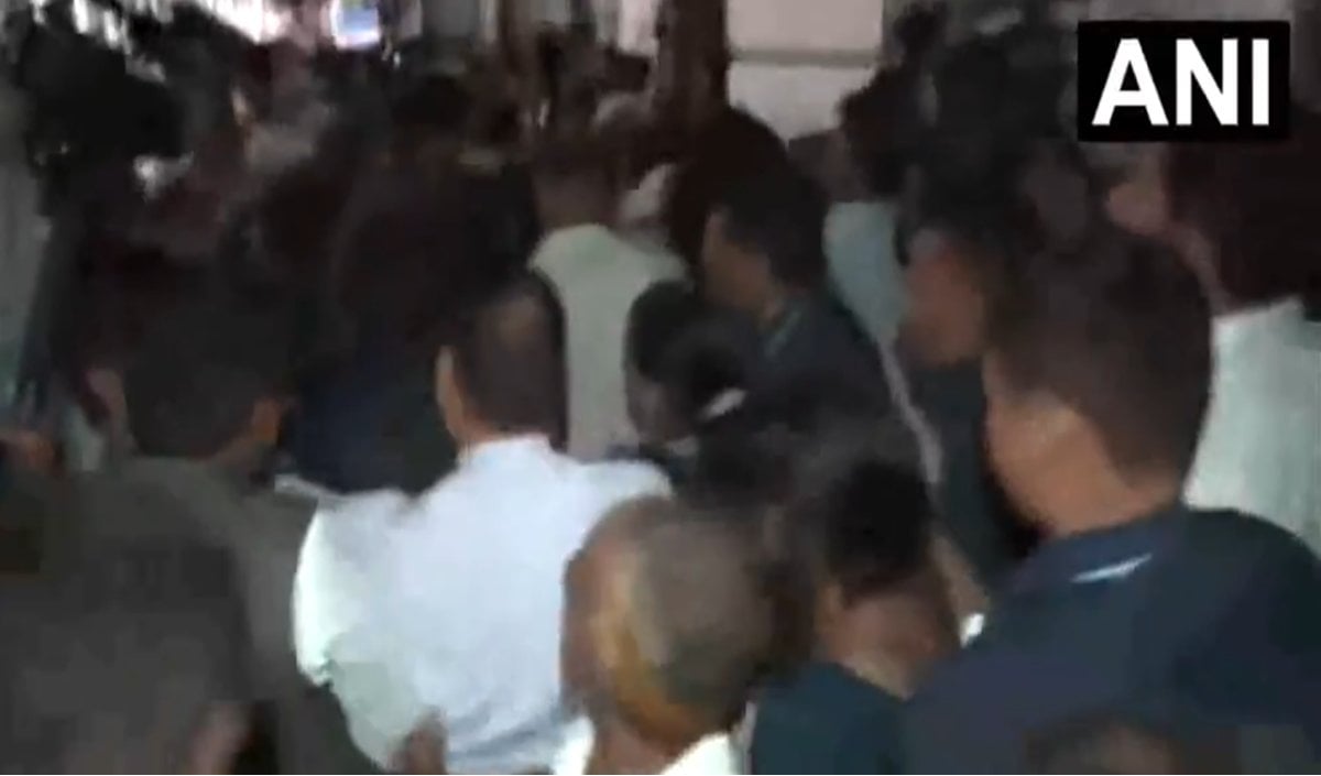 इंडिया ब्लॉक के लंच मीटिंग में शामिल हुए राहुल और प्रियंका गांधी, पवन खेड़ा बोले- ज्ञानेश कुमार को इस्तीफ़ा देना होगा
