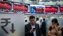 US Dollar के मुकाबले Rupee 13 पैसे गिरकर 96.88 पर बंद, Sensex में 1045 अंकों की गिरावट